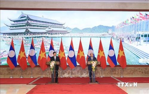 Thủ tướng Nguyễn Xuân Phúc và Thủ tướng Lào họp báo sau Kỳ họp 42 Ủy ban liên Chính phủ hai nước