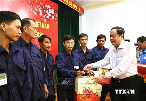 越南祖国阵线中央委员会主席向安江省贫困工人和劳动者发放年礼