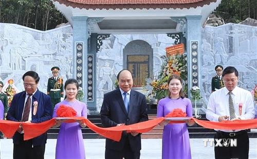 政府总理阮春福出席广南省烈士庙落成仪式