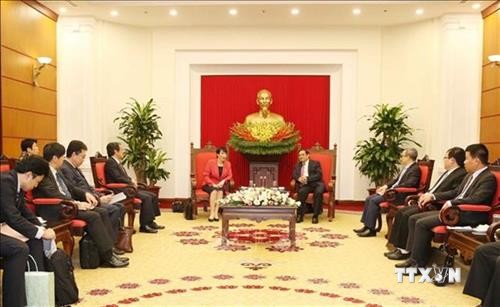 越共中央组织部部长范明正会见日本内阁总务大臣高市早苗