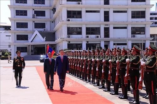 越南公安部长苏林访问老挝期间与旅老越侨会面