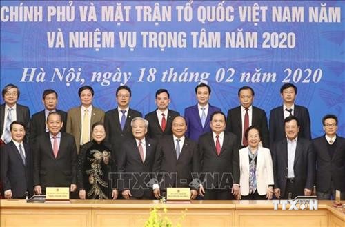 越南政府总理阮春福主持政府与祖国阵线的会议