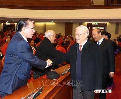 越共中央政治局举行原党和国家高层领导新春见面会