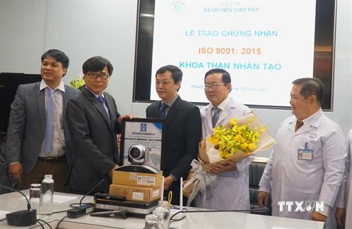 胡志明市大水镬医院人造肾脏科获得ISO 9001：2015标准认证证书