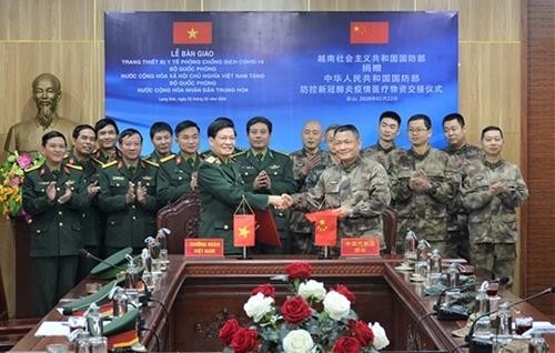 越南国防部向中国国防部赠送防控新冠肺炎疫情的医疗物资