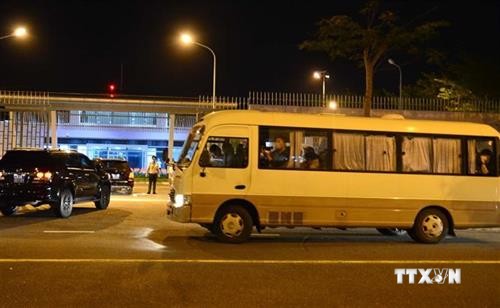 岘港市将20名韩国游客运送回国