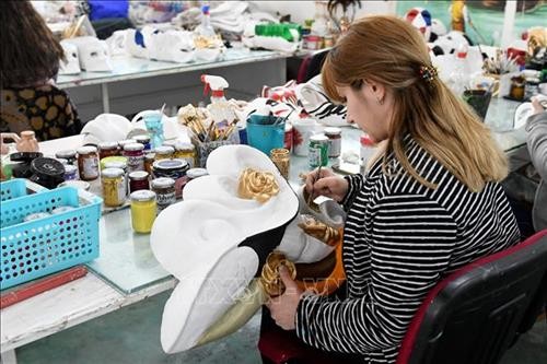 Khám phá xưởng thiết kế mặt nạ hóa trang thủ công nổi tiếng thế giới