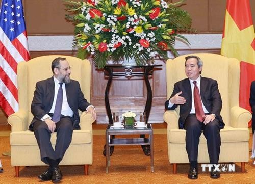 越共中央经济部部长阮文平会见美国财政部部长代助理米歇尔·西尔克