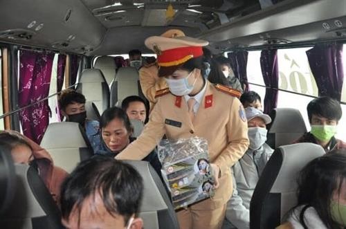 Dịch bệnh do chủng mới virus Corona: Người dân lưu thông trên cao tốc Hà Nội - Lào Cai được phát khẩu trang miễn phí