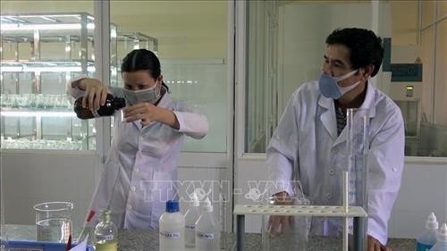 Dịch bệnh do chủng mới virus Corona: Pha chế nước rửa tay sát khuẩn đạt chuẩn tặng người dân