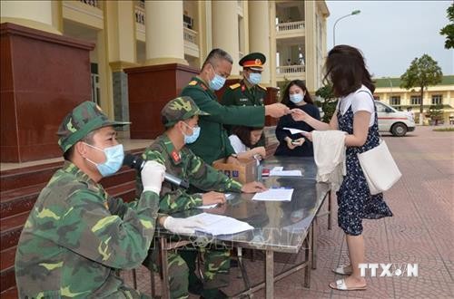 Dịch COVID-19: Gần 100 người hoàn thành cách ly tại Hà Nội được trở về nhà