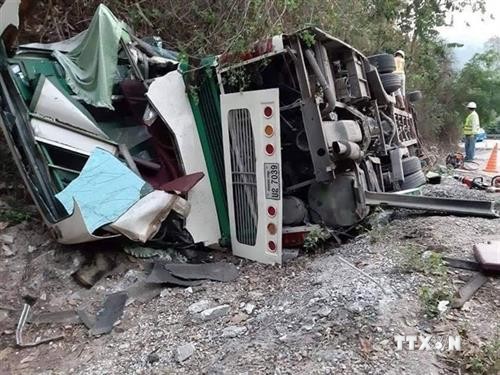 老挝客车侧翻事故：2名越南人遇难 其他4人受伤