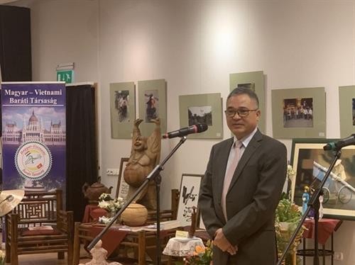 越南风土人情图片展和越南文化展示空间活动在匈牙利正式开幕