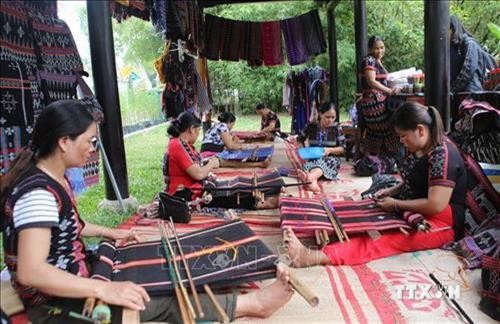 提高达渥族传统土锦纺织业的价值