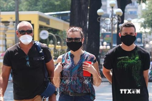 Dịch COVID-19: Người dân Thành phố Hồ Chí Minh chủ động đeo khẩu trang nơi công cộng