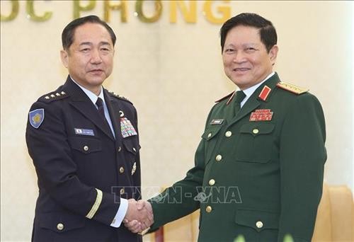 日本联合参谋长山崎幸二大将对越南进行正式访问