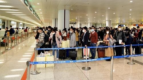 新冠肺炎疫情：3月22日来自疫区的2100多名越南人入境内排机场