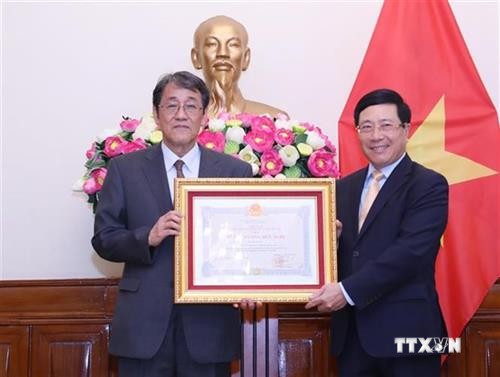 越南政府副总理兼外长范平明向日本驻越大使授予友谊勋章