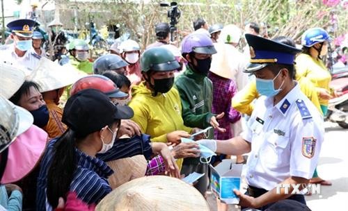 越南海警察司令部向朔庄省干旱和海水入侵灾民捐赠生活用水和医用口罩