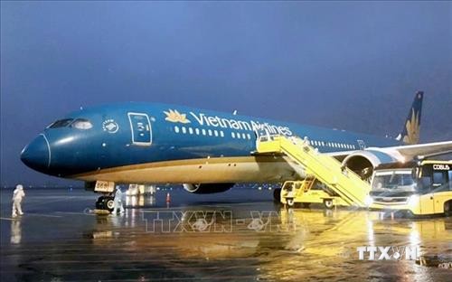 Dịch COVID-19: Vietnam Airlines hạn chế bay nội địa và trang bị bảo hộ y tế đặc chủng cho tổ bay