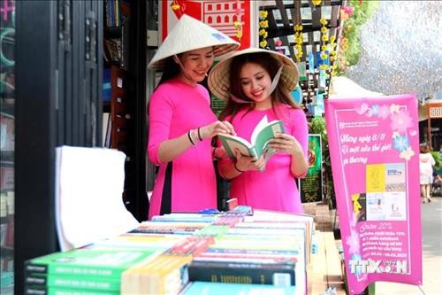 Đường sách Thành phố Hồ Chí Minh với chủ đề Vì một nửa thế giới yêu thương