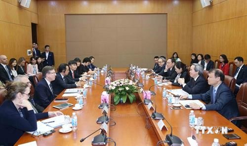 越共中央经济部长阮文平会见美国东盟商务委员会代表团