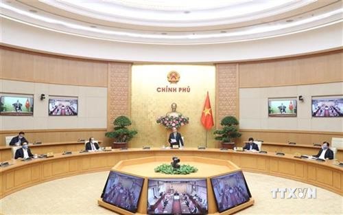 政府总理阮春福主持召开政府与各地方视频会议 讨论应对疫情影响各大措施