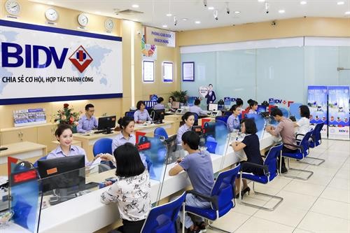 越南银行积极支援因疫情陷入困境的企业和群众