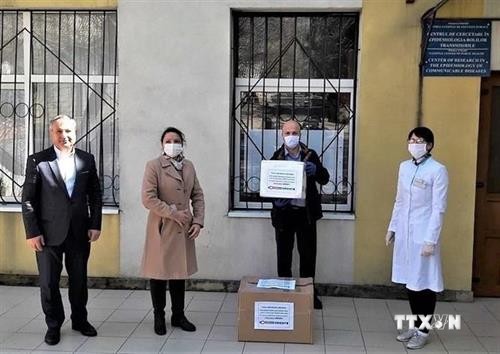 海外越南人制药厂向摩尔多瓦捐赠六百个新冠病毒检测试剂盒