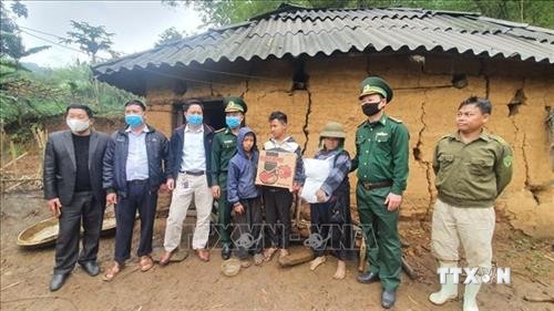 Bộ đội biên phòng Lào Cai tặng gạo cho đồng bào nghèo biên giới