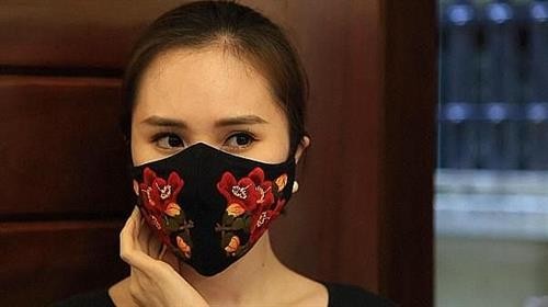 国际媒体称赞越南手绣口罩