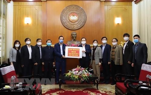 越南社会各界积极捐赠资金以及物资支援防疫工作