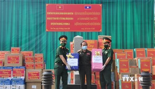 越南向老挝各地援助防疫物资