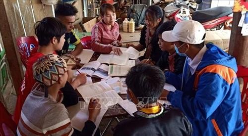 Dịch COVID-19: Giáo viên vùng khó Lai Châu bám bản hướng dẫn học sinh học bài