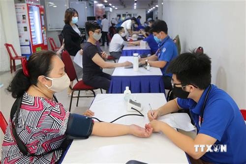 胡志明市近2000名青年和工人参加无偿献血活动
