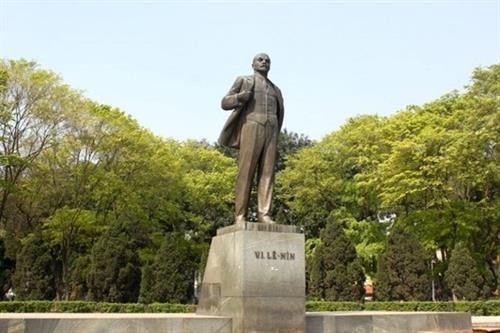 纪念列宁诞辰150周年：河内市政府领导向列宁塑像献花
