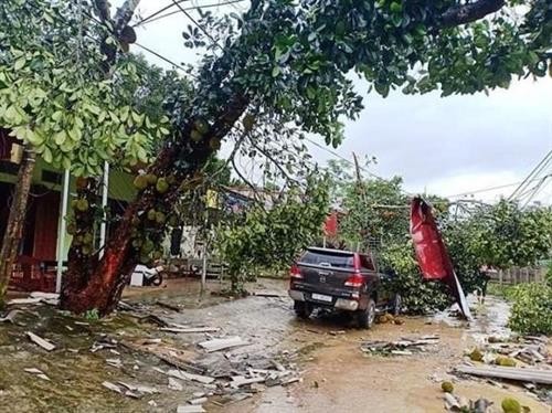 Giông lốc, mưa đá gây nhiều thiệt hại tại Sơn La và Yên Bái, một người chết do đá lăn trúng
