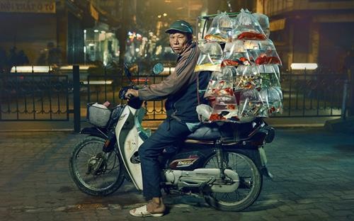 英国摄影师拍摄的越南街上卖观赏鱼的小贩在美国获奖