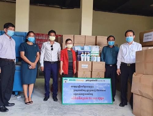 越南黄英嘉莱集团向柬埔寨农林渔业部捐赠医疗物资