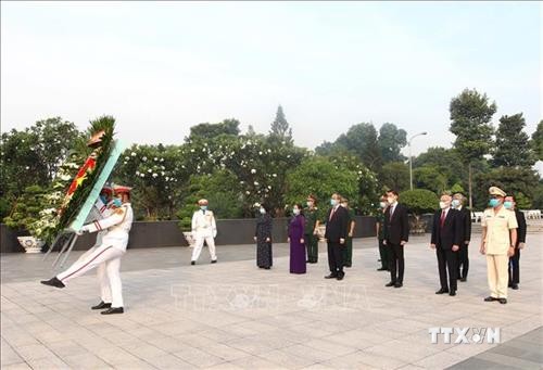 Lãnh đạo Thành phố Hồ Chí Minh dâng hương tưởng niệm các Anh hùng liệt sĩ