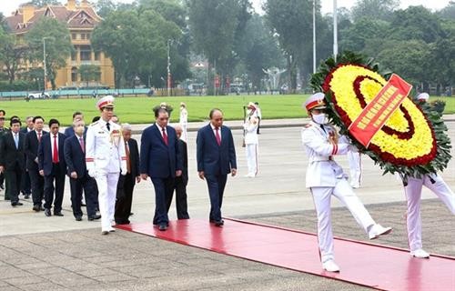 南方解放实现国家统一45周年：越南党和国家领导人拜谒胡志明主席陵墓