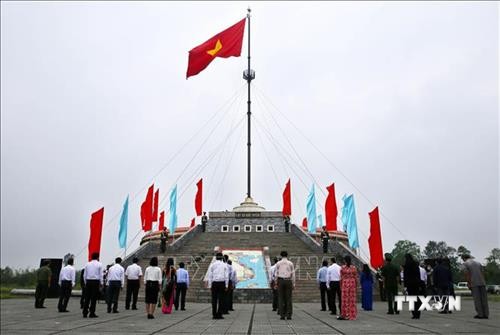 Nhân 45 năm thống nhất đất nước: Lễ Thượng cờ Thống nhất non sông tại Đôi bờ Hiền Lương - Bến Hải