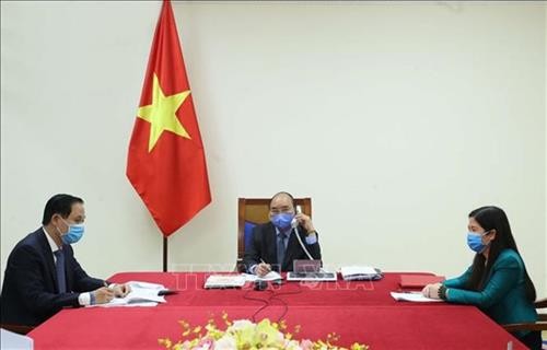 政府总理阮春福与韩国总统文在寅举行电话会谈