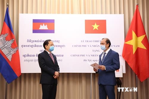 越南捐赠老挝和柬埔寨医疗设备及物资 越航将其运送到老柬两国