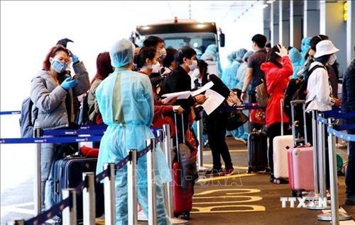 Dịch COVID-19: Thành phố Hồ Chí Minh lấy mẫu xét nghiệm tất cả hành khách tại sân bay và ga xe lửa