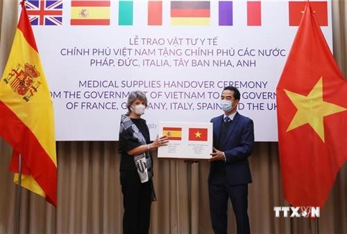 越南向部分欧洲国家移交防疫物资