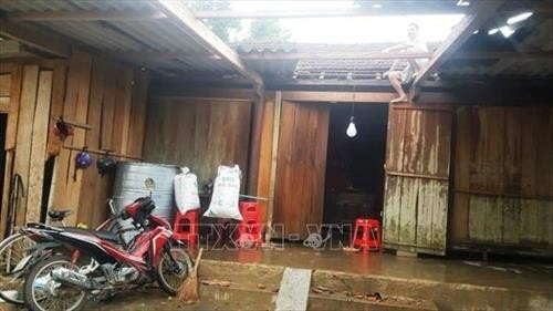 Lốc xoáy khiến nhiều nhà dân ở huyện Hương Khê bị tốc mái