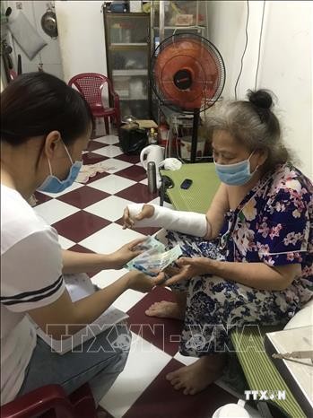 Thành phố Hồ Chí Minh đẩy nhanh tiến độ hỗ trợ đối tượng khó khăn bị ảnh hưởng dịch COVID-19