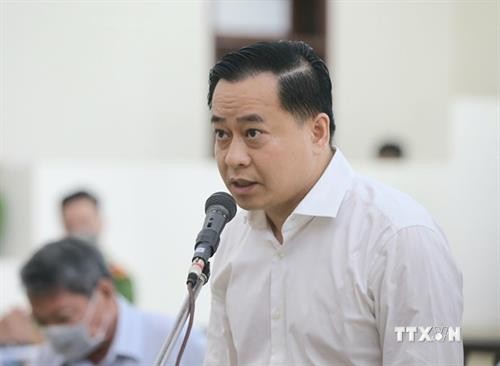 岘港市两名原领导和潘文英武勾结操纵土地价格案件二审开庭
