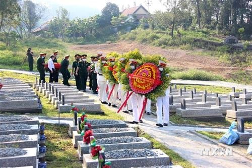 承天顺化省为15具在老挝牺牲的越南烈士遗骸举行追悼会和安葬仪式